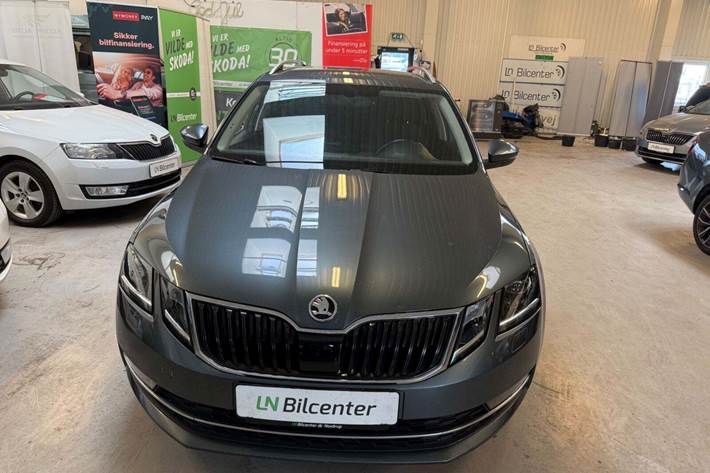 Grå Skoda Octavia fra 2020
