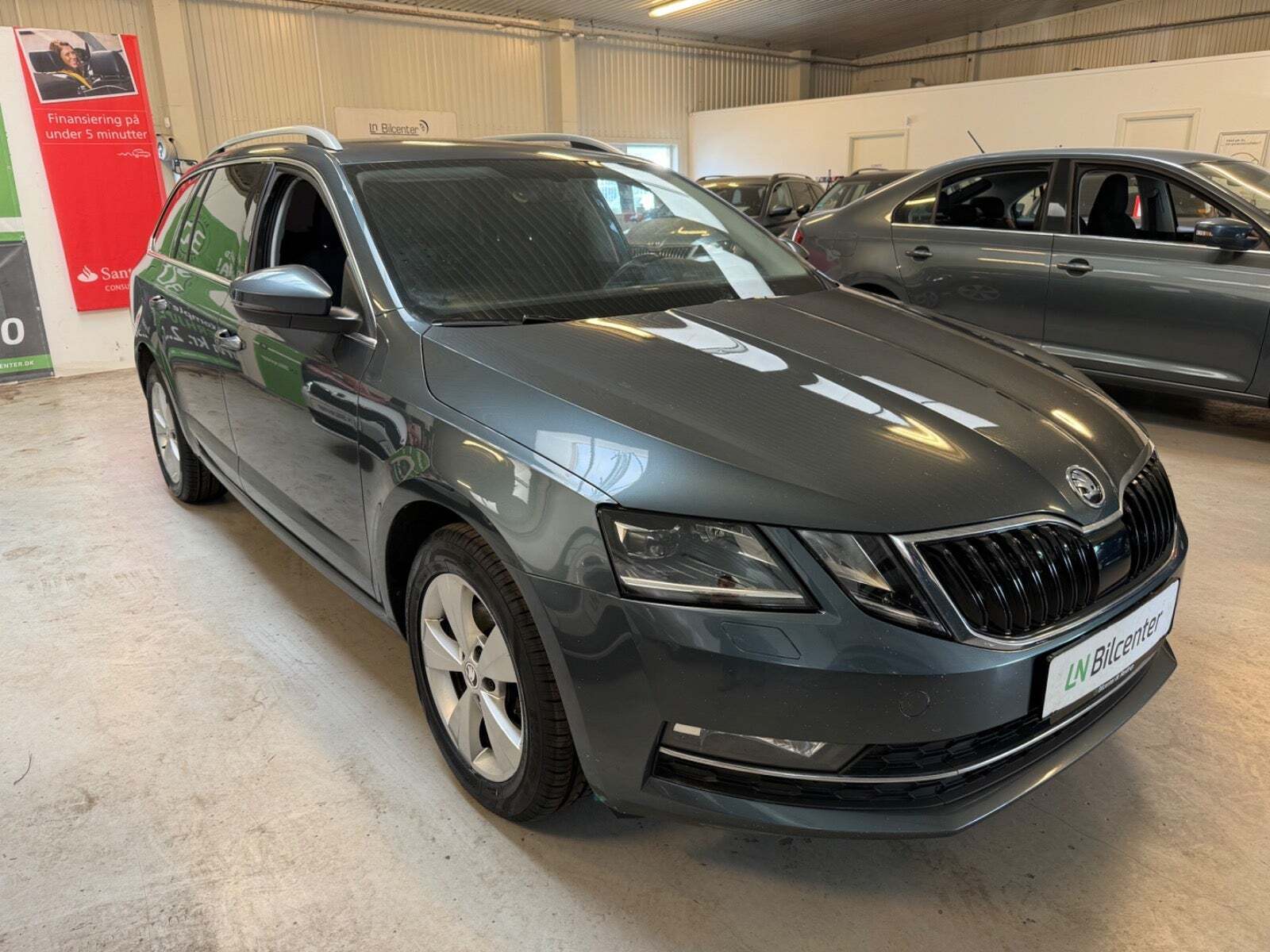 Grå Skoda Octavia fra 2020