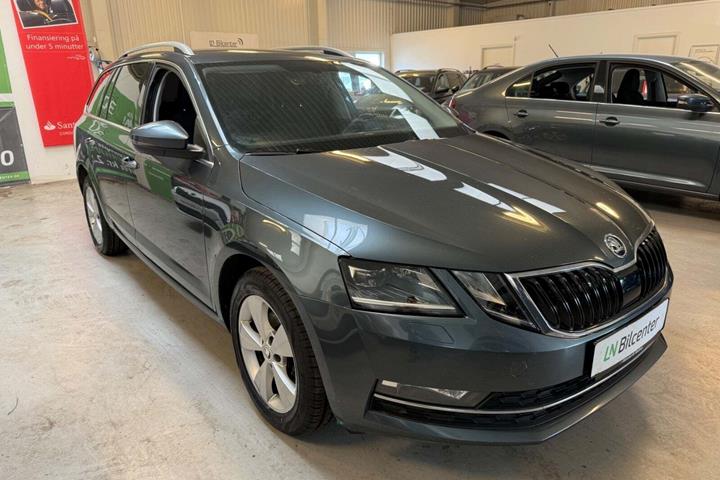 Grå Skoda Octavia fra 2020