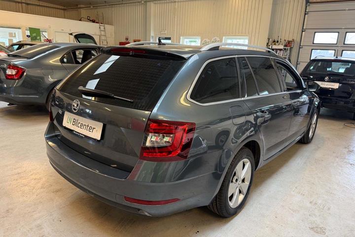 Grå Skoda Octavia fra 2020
