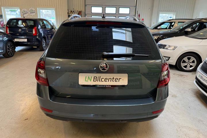 Grå Skoda Octavia fra 2020
