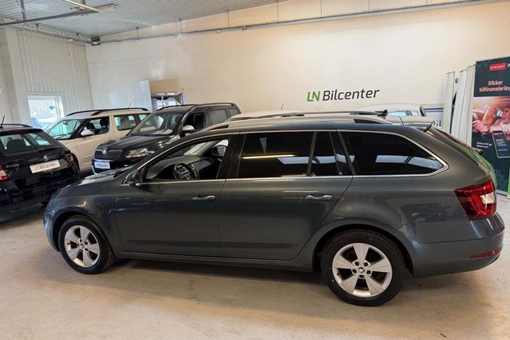 Grå Skoda Octavia fra 2020