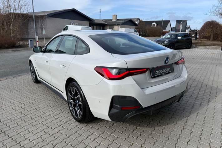 Hvid BMW i4 fra 2024