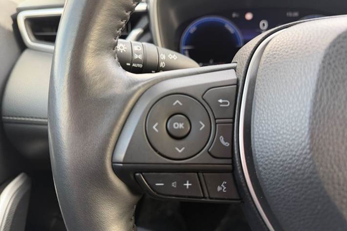 Hvid Toyota Corolla Cross fra 2023