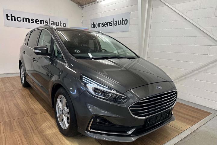 Grå Ford S-MAX fra 2020 set udefra
