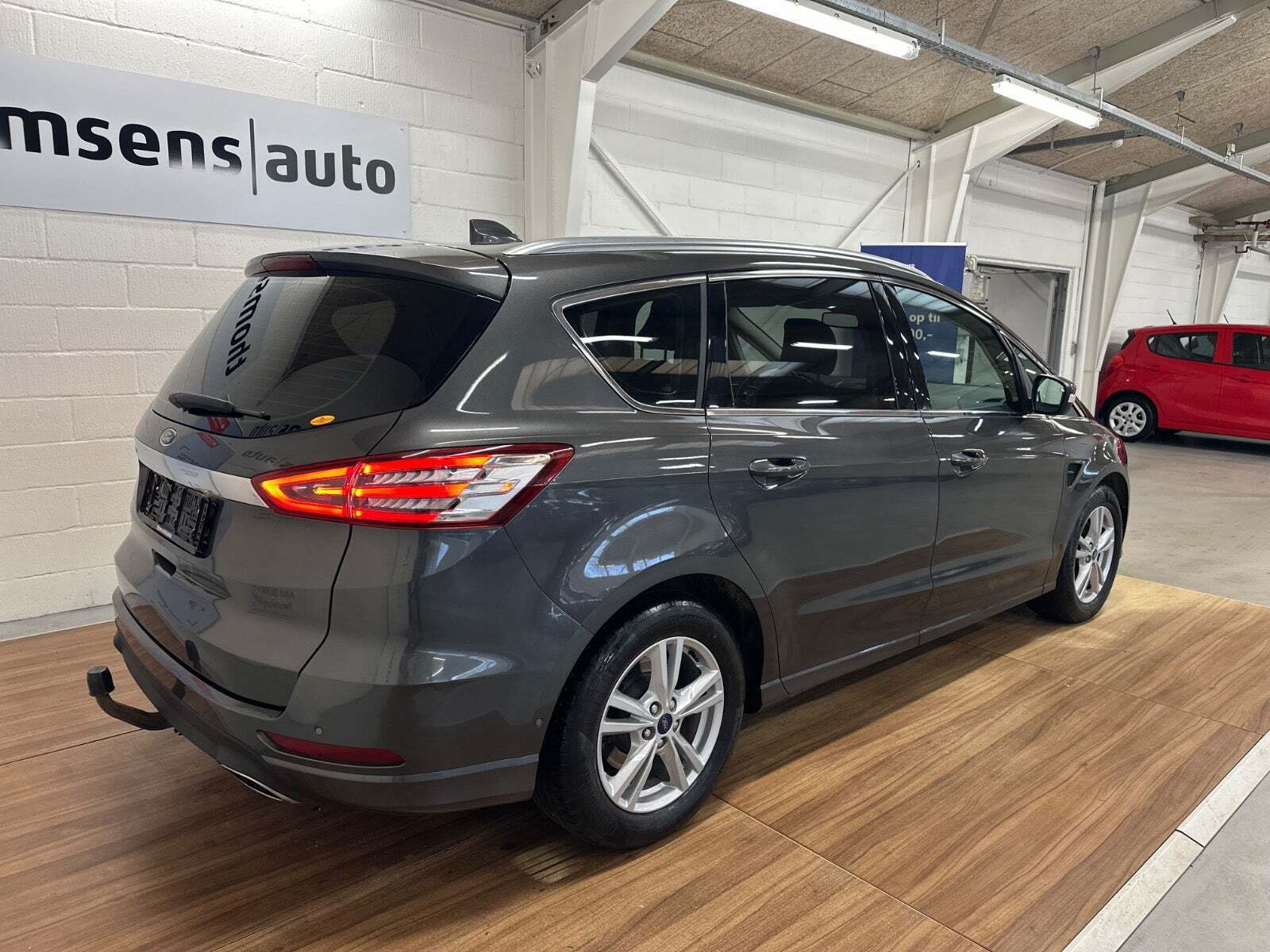 Grå Ford S-MAX fra 2020