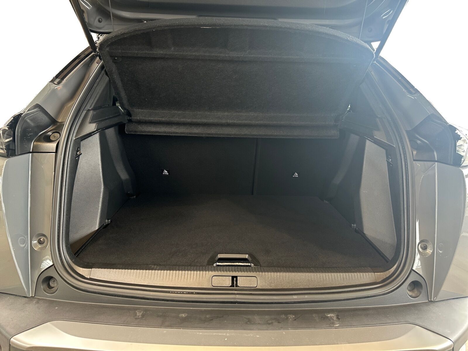 Grå Peugeot e-2008 fra 2023