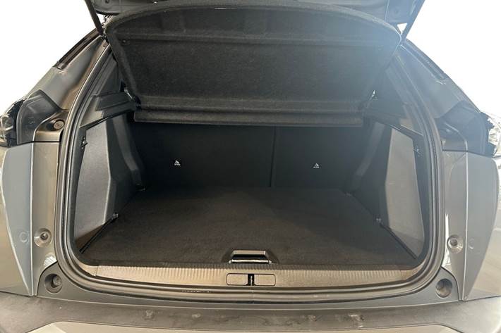 Grå Peugeot e-2008 fra 2023