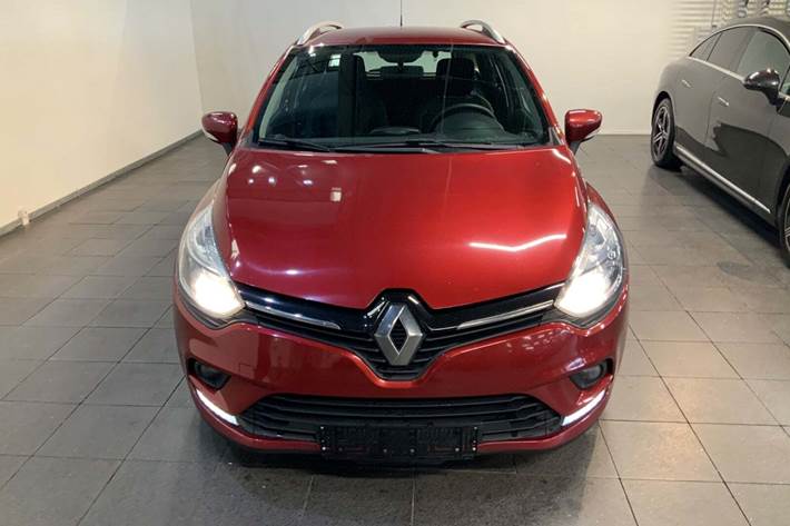 Rød Renault Clio IV fra 2018