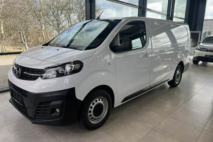 Hvid Opel Vivaro fra 2023