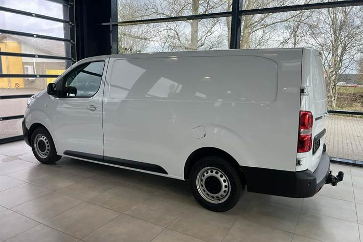 Hvid Opel Vivaro fra 2023