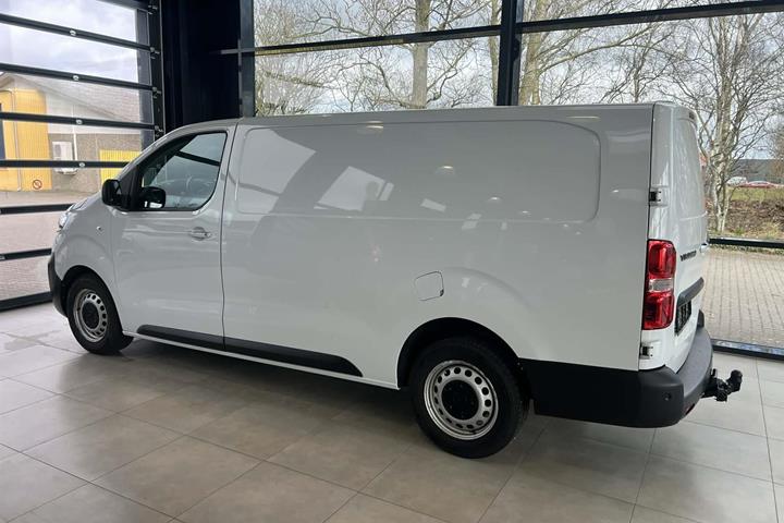 Hvid Opel Vivaro fra 2023
