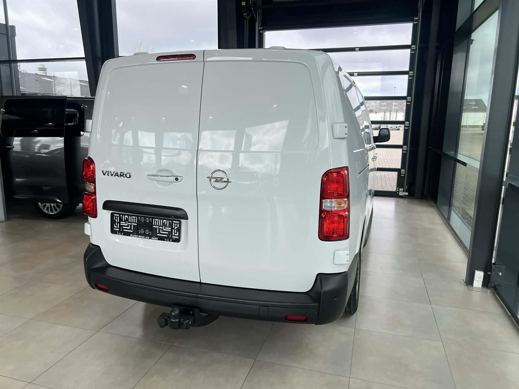Hvid Opel Vivaro fra 2023
