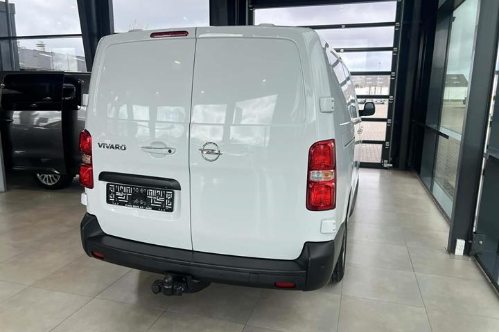 Hvid Opel Vivaro fra 2023