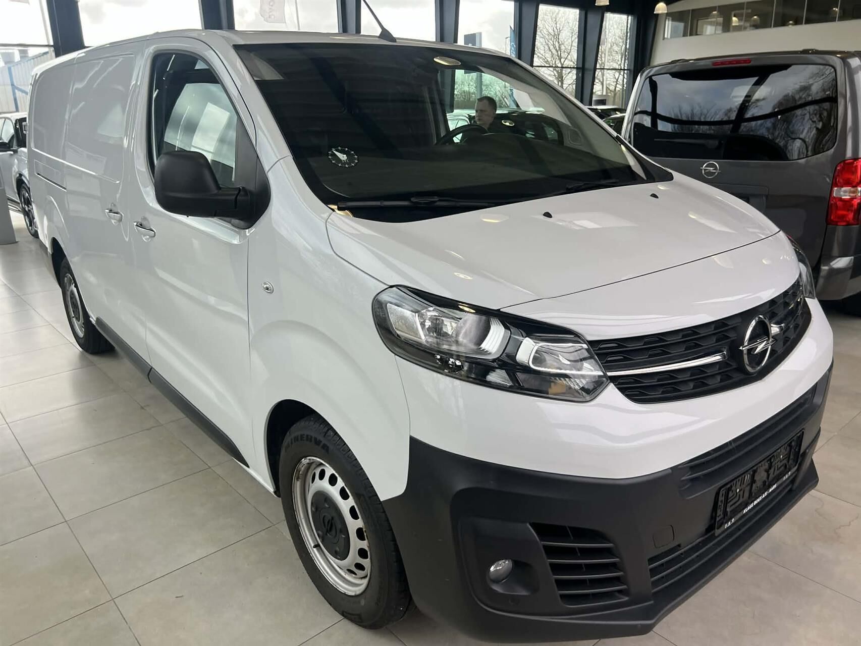Hvid Opel Vivaro fra 2023