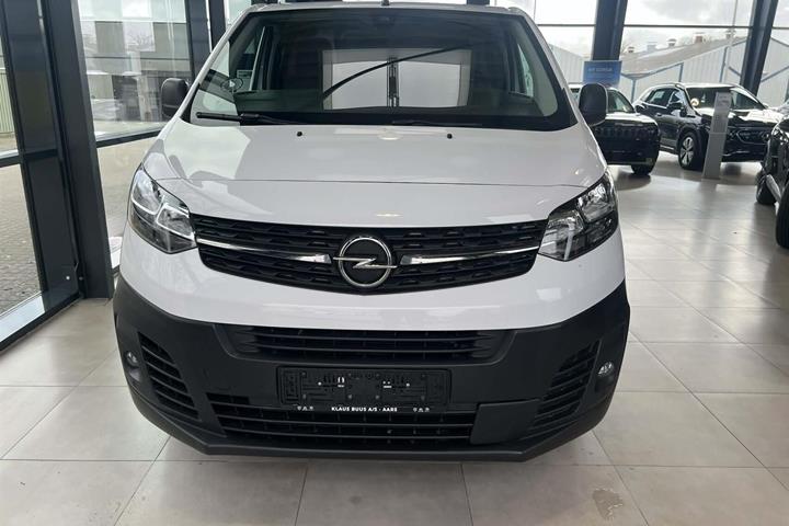 Hvid Opel Vivaro fra 2023