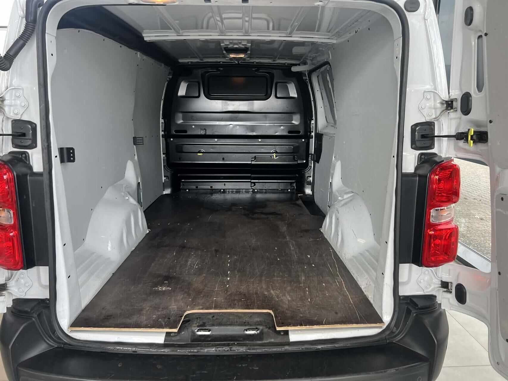Hvid Opel Vivaro fra 2023