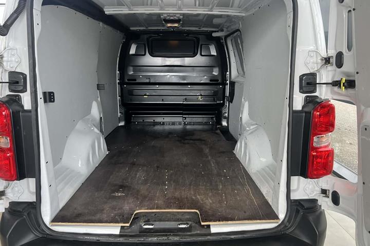 Hvid Opel Vivaro fra 2023