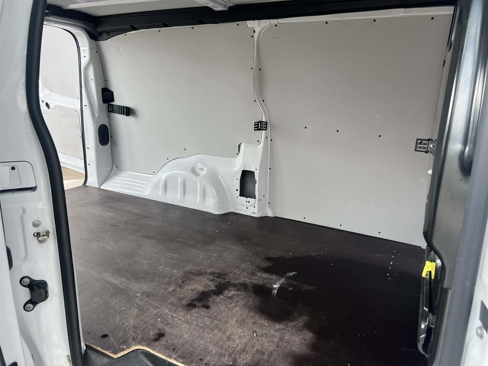 Hvid Opel Vivaro fra 2023