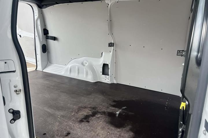 Hvid Opel Vivaro fra 2023