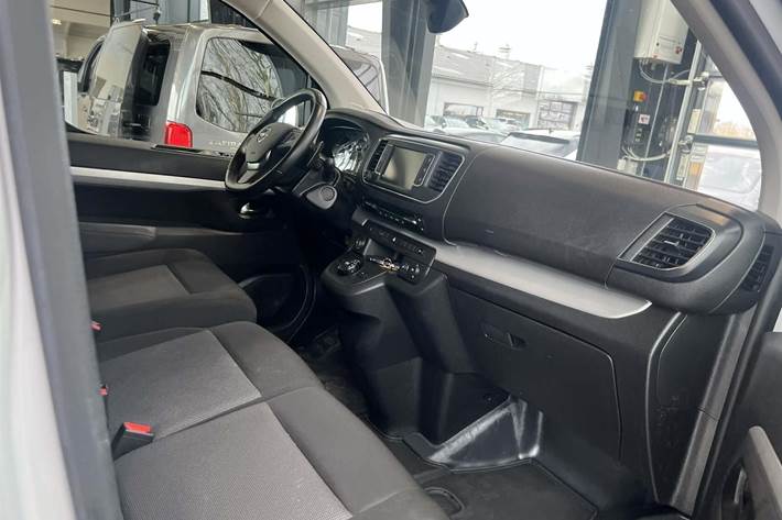 Hvid Opel Vivaro fra 2023