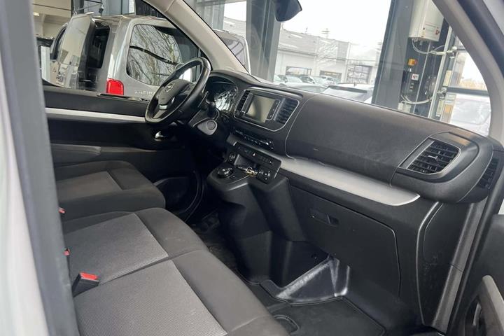 Hvid Opel Vivaro fra 2023