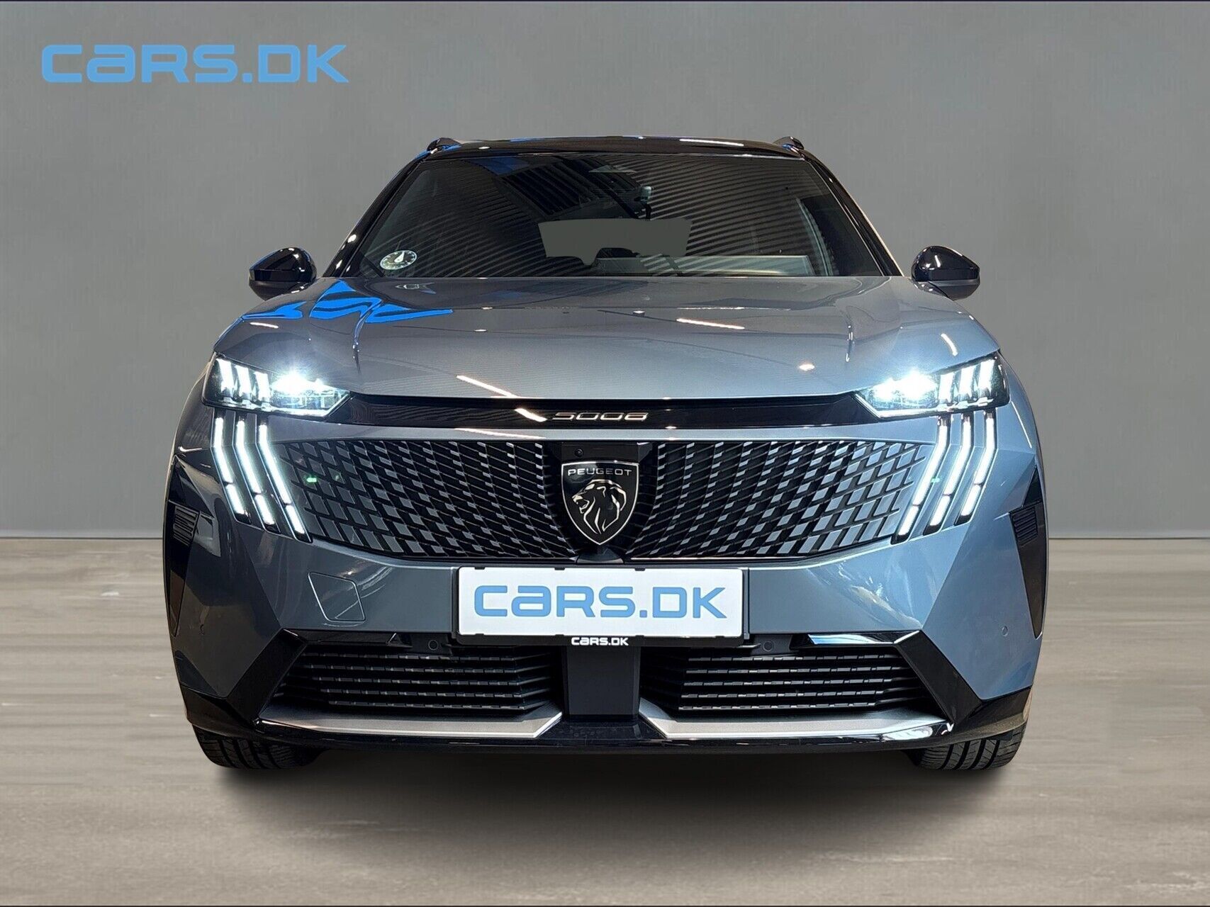 Blå Peugeot e-5008 fra 2024