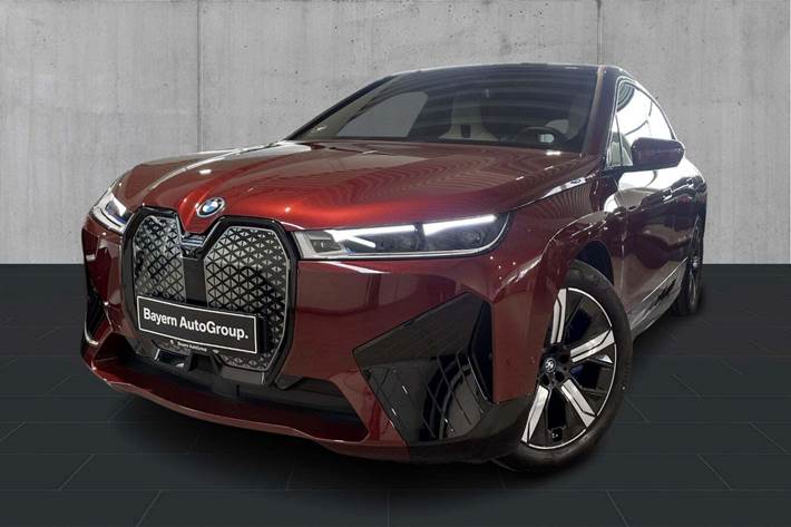 Rød BMW iX fra 2025