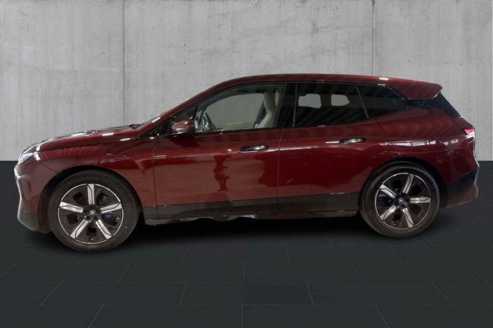 Rød BMW iX fra 2025