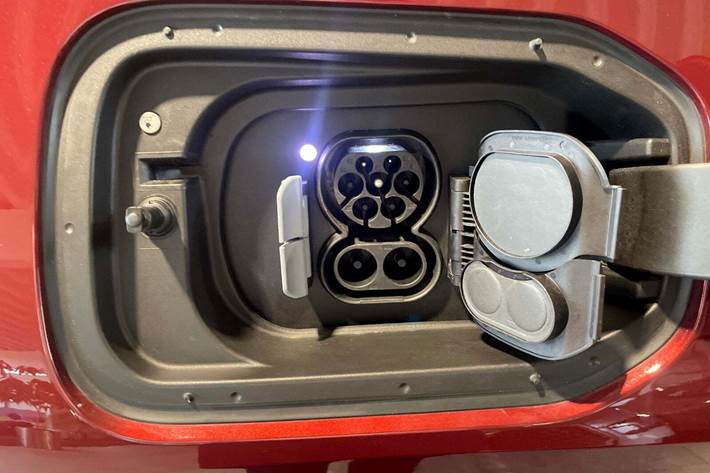 Rød BMW iX fra 2025