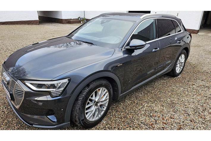 Grå Audi e-tron fra 2019 set udefra