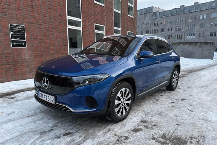 Blå Mercedes EQA250 fra 2024