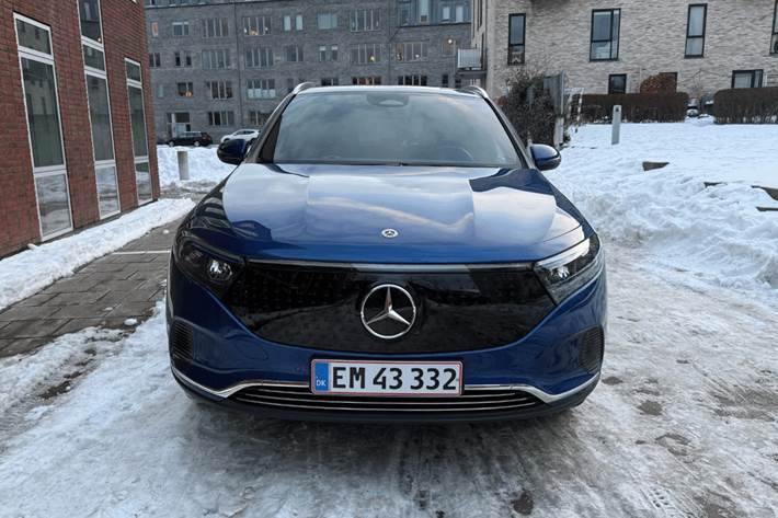 Blå Mercedes EQA250 fra 2024