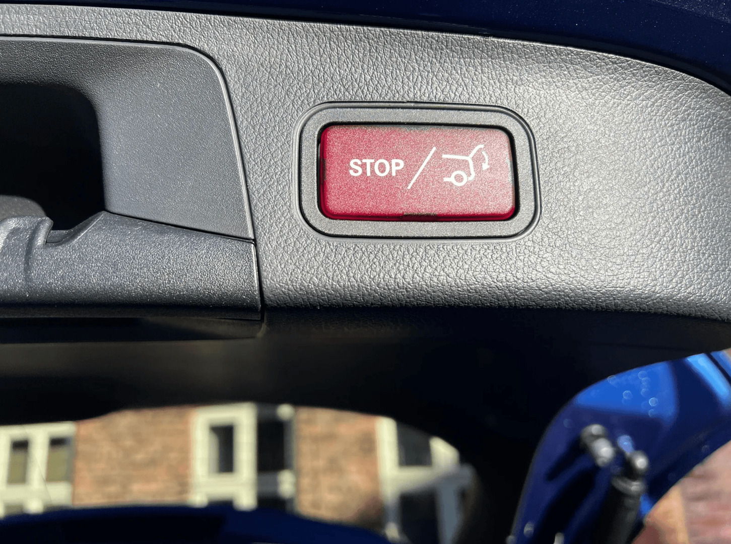 Blå Mercedes EQA250 fra 2024