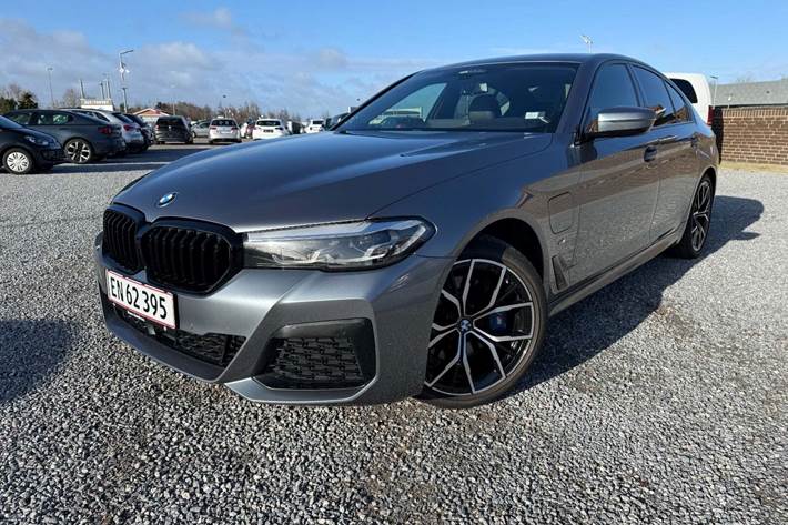 Blå BMW 530e fra 2021 set udefra