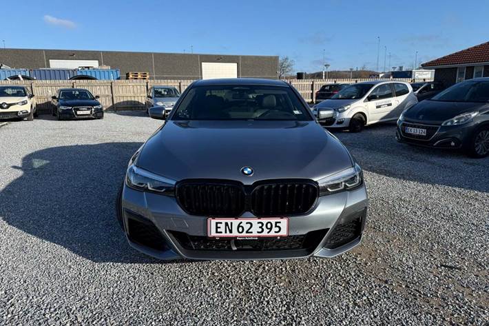 Blå BMW 530e fra 2021