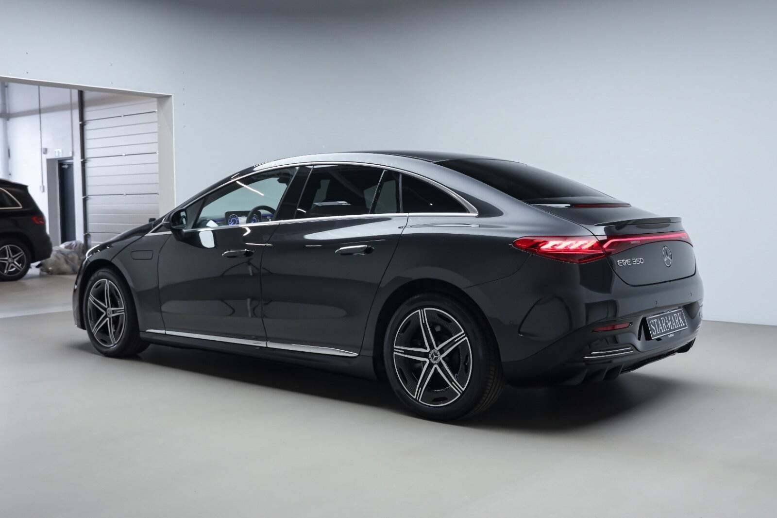 Grå Mercedes EQE350 fra 2024