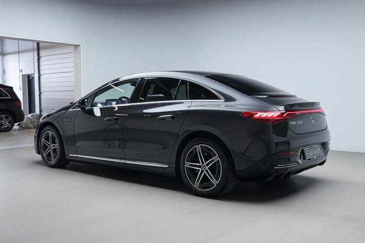 Grå Mercedes EQE350 fra 2024