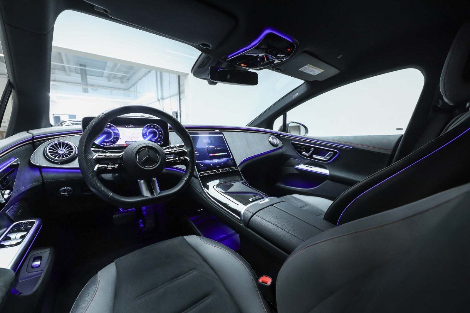 Grå Mercedes EQE350 fra 2024
