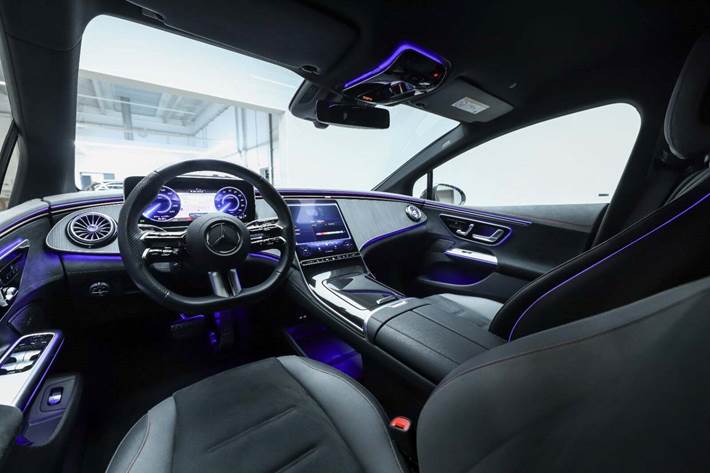 Grå Mercedes EQE350 fra 2024