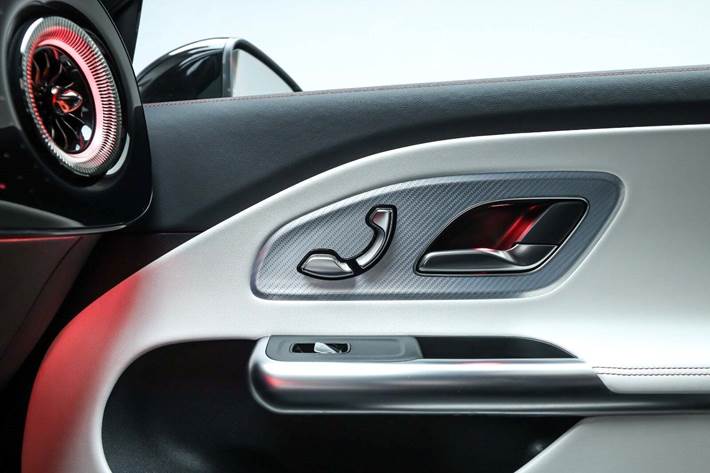 Sort Mercedes CLA250+ fra 2025