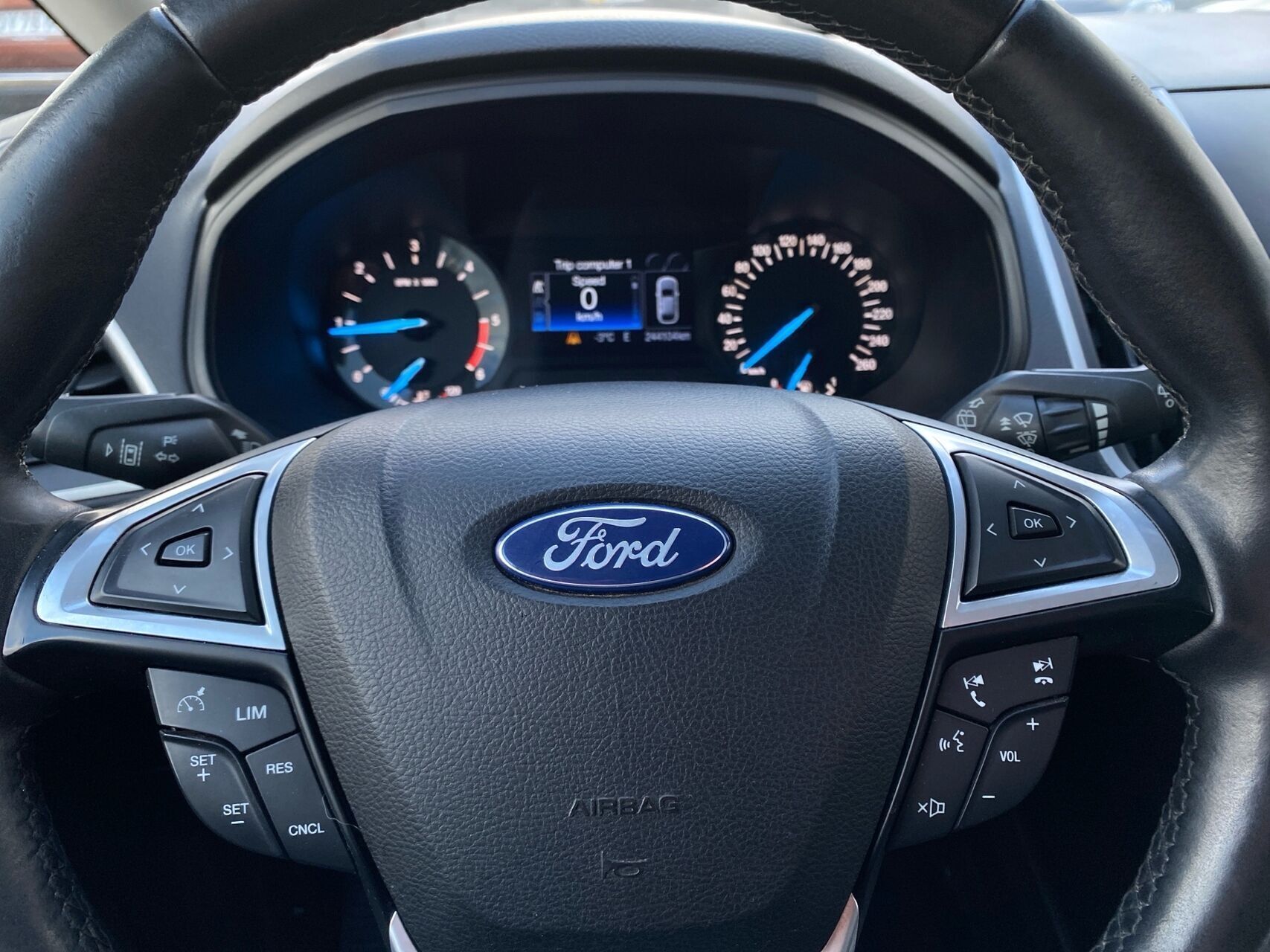 Blå Ford Galaxy fra 2016