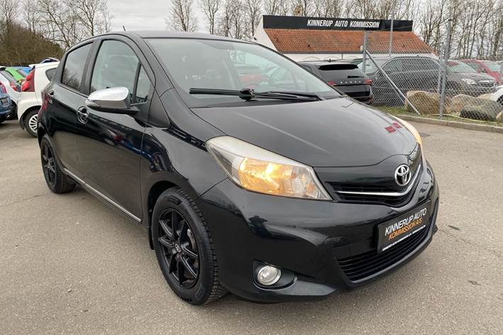Sort Toyota Yaris fra 2014