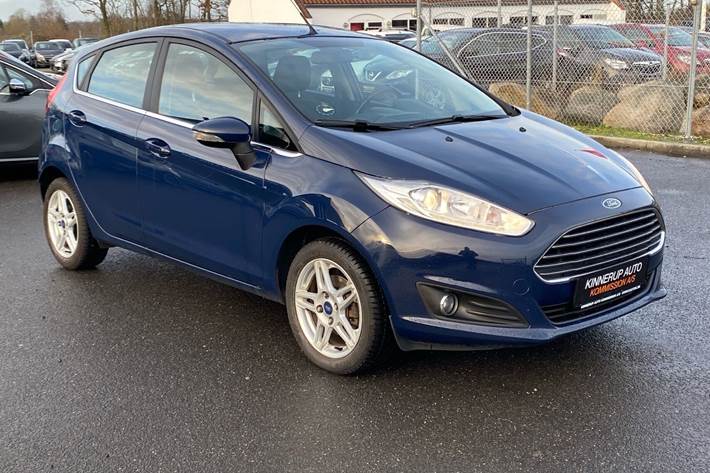 Blå Ford Fiesta fra 2013