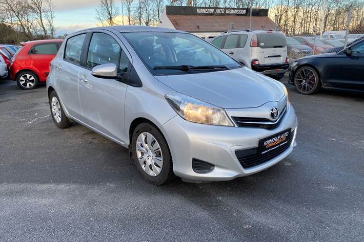 Sølv Toyota Yaris fra 2014