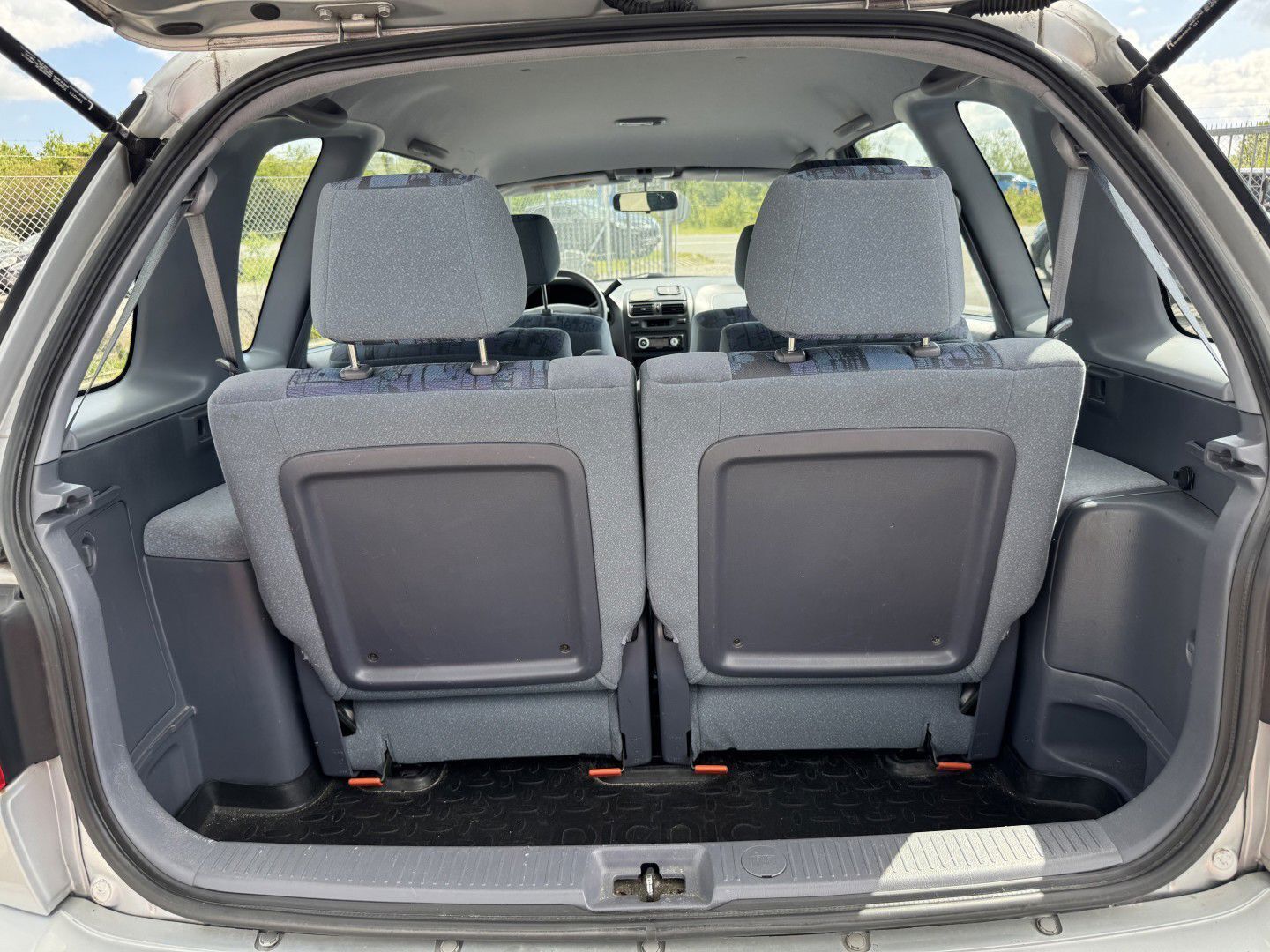 Sølv Toyota Picnic fra 1999