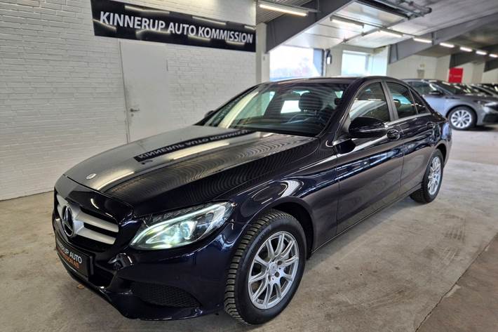 Blå Mercedes C250 d fra 2015