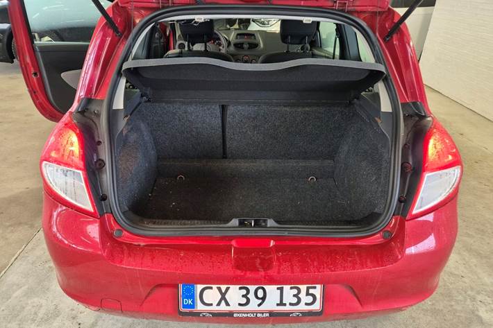 Rød Renault Clio fra 2010