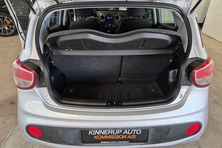 Sølv Hyundai i10 fra 2018