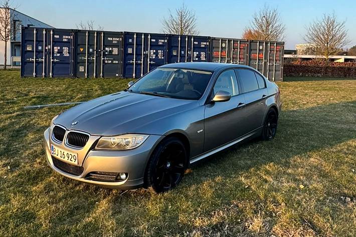 Grå BMW 320i fra 2009